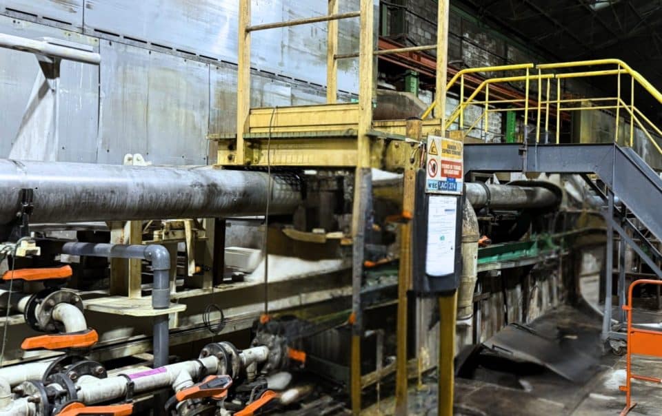 Vue d’une installation industrielle réelle montrant un réseau de ventilation et de process, utilisée pour illustrer la lecture technique d’un audit aéraulique au-delà de la simple conformité réglementaire.