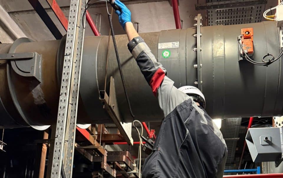 Opérateur réalisant une mesure VLEP